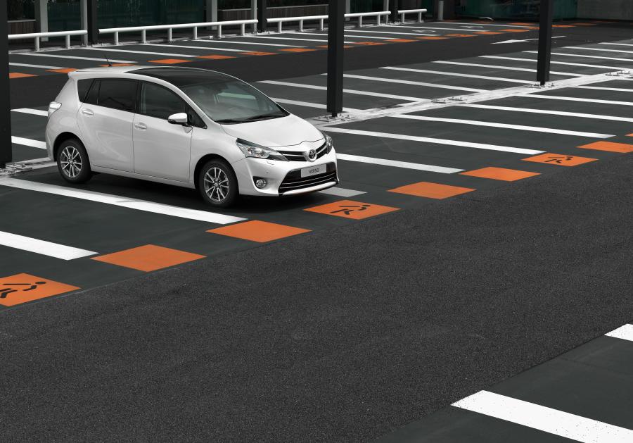  Toyota Verso 2012 года  (фото 6 из 10)